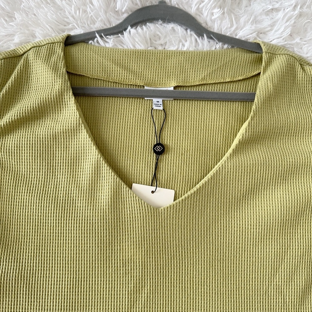 Green Flutter Sleeve Ruffled Blouse - Picture 3 of 9
